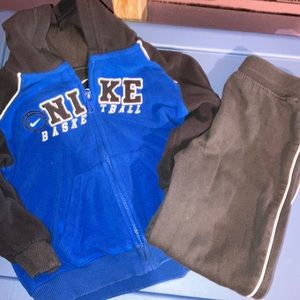 Nike Basketball 2 piece set Hooded fleece sweatshirt with zipper and gray pants